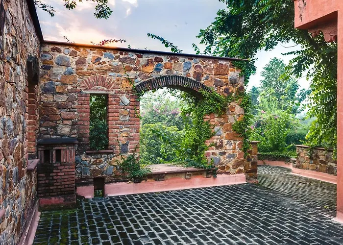 Hostie Chinar Haveli - Heritage Home With Pool, Gurgaon