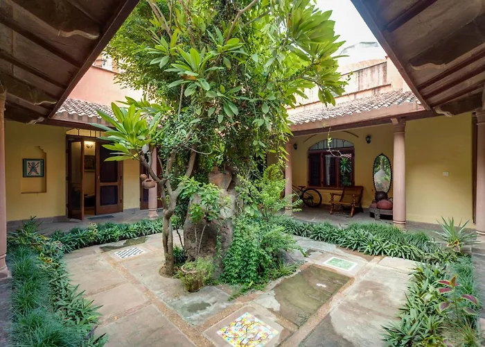 Hostie Chinar Haveli - Heritage Home With Pool, Gurgaon